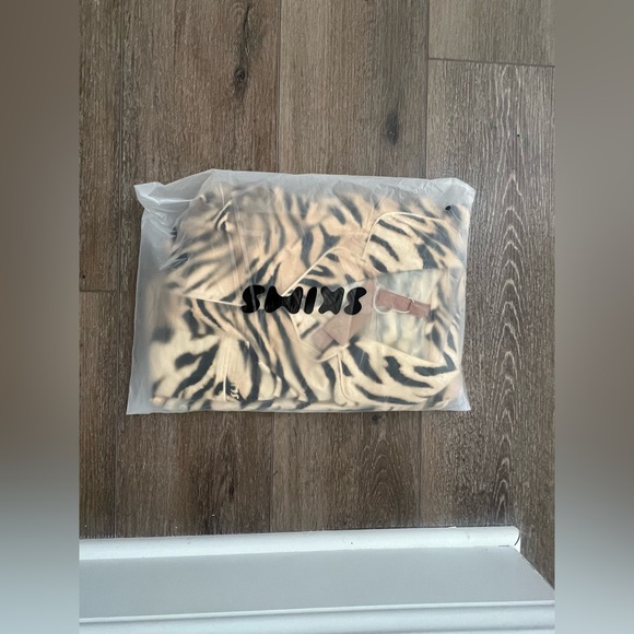 SKIMS Tiger Print Pajama Set - Picture 4 of 4